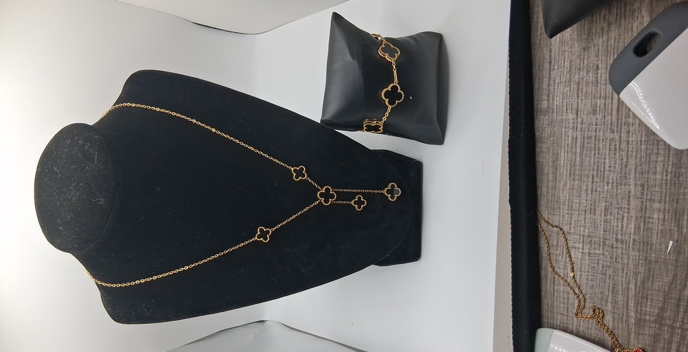 Chic Gold Clover Necklace and Bracelet Set